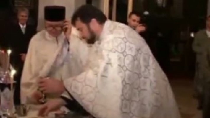 Un preot a fost surprins vorbind la telefon în timpul slujbei - vezi ce ringtone special avea